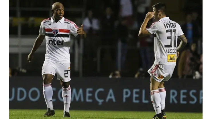 Luan e Liziero com a camisa do São Paulo - Foto: Site oficial do São Paulo