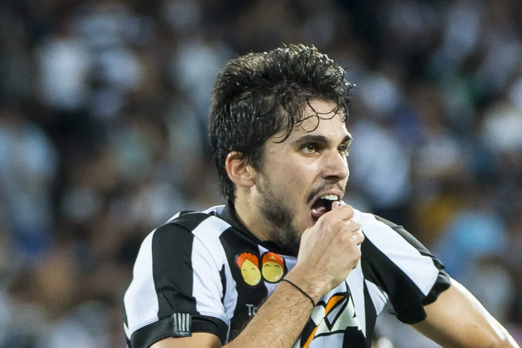 Igor Rabello beijando camisa do Botafogo 