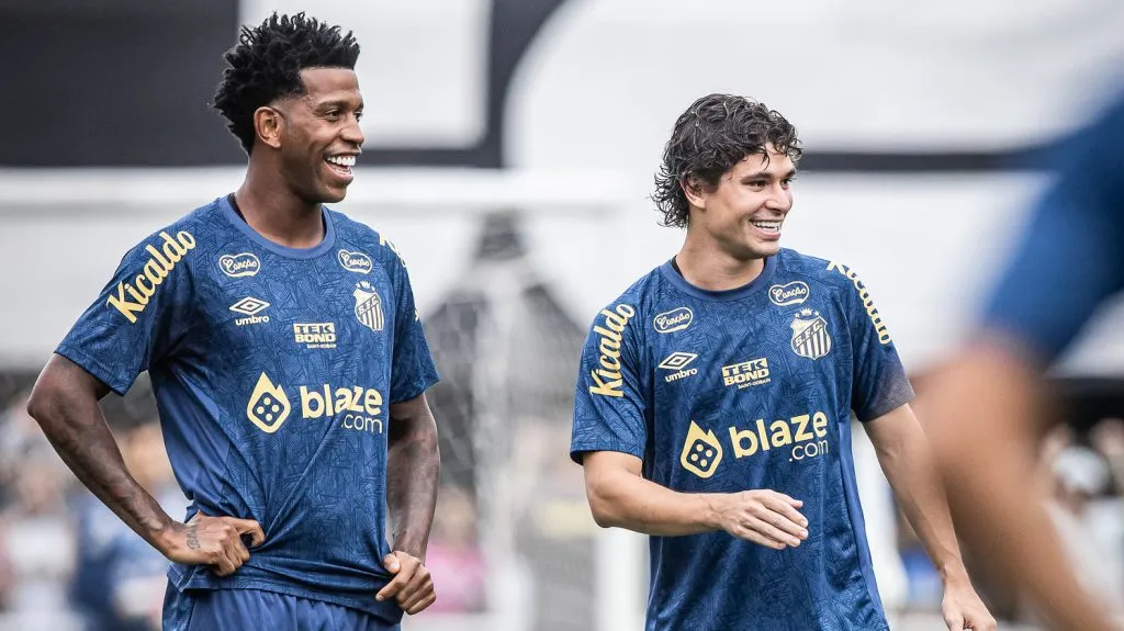 Gil e Dodô sorrindo lado a lado no treino - Foto: Raul Baretta/Santos FC