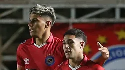 Gaston Veron, do Argentinos Juniors, comemora gol com Montiel. Lateral é alvo do Tricolor.