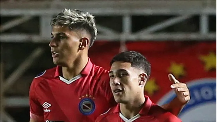 Gaston Veron, do Argentinos Juniors, comemora gol com Montiel. Lateral é alvo do Tricolor.