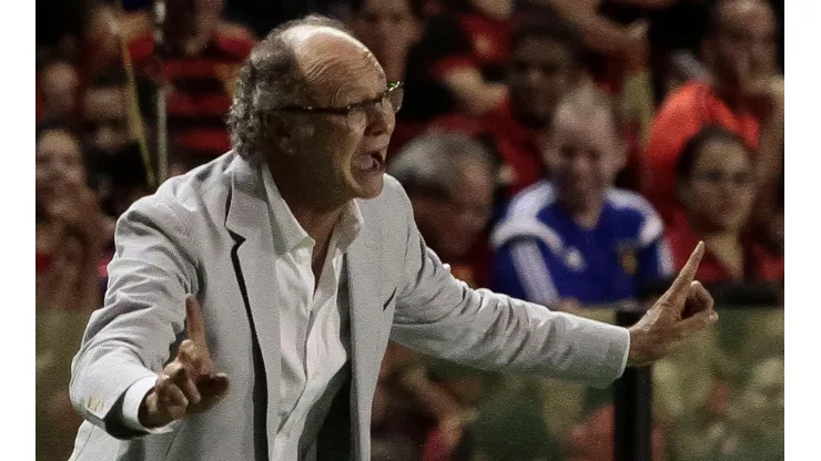 Foto: Guga Matos/JC Imagem/AGIF - Falcão acerta saída no Santos