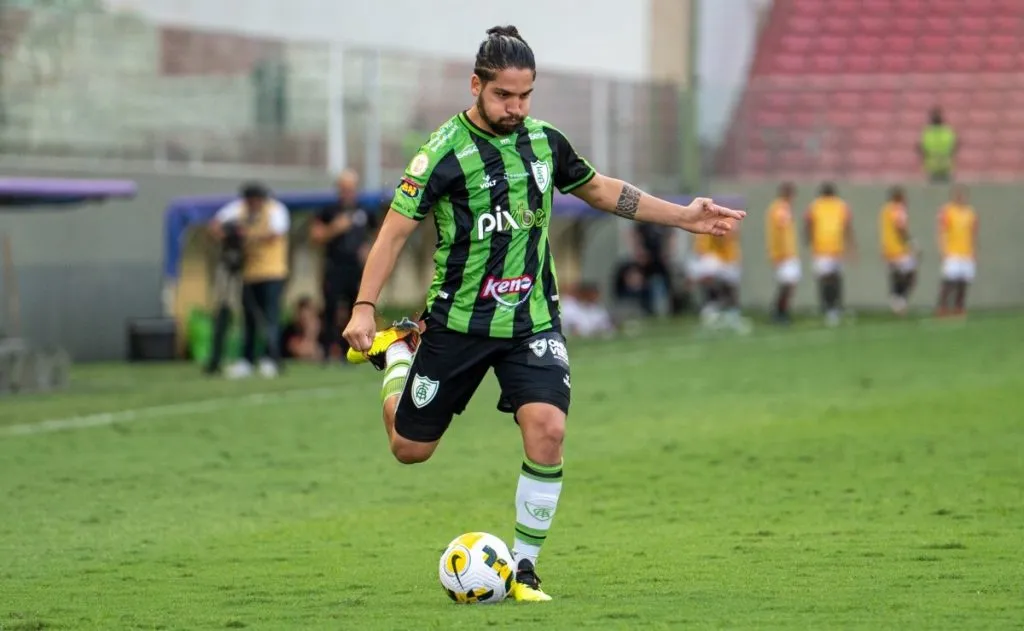 Scarpa destaca qualidade do elenco do América-MG – Foto: Alessandra Torres/AGIF