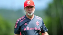 Foto: Ricardo Duarte/Internacional/Divulgação - Mano Menezes: técnico aprova compra do defensor