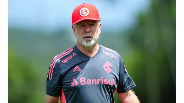 Foto: Ricardo Duarte/Internacional/Divulgação - Mano Menezes: técnico aprova compra do defensor