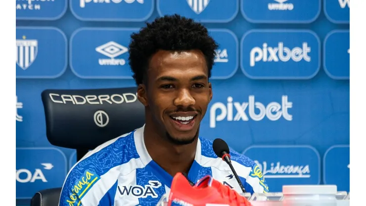 Foto: Laysa Silva / Avaí FC - Roberto foi apresentado no Avaí nesta quinta-feira (22)
