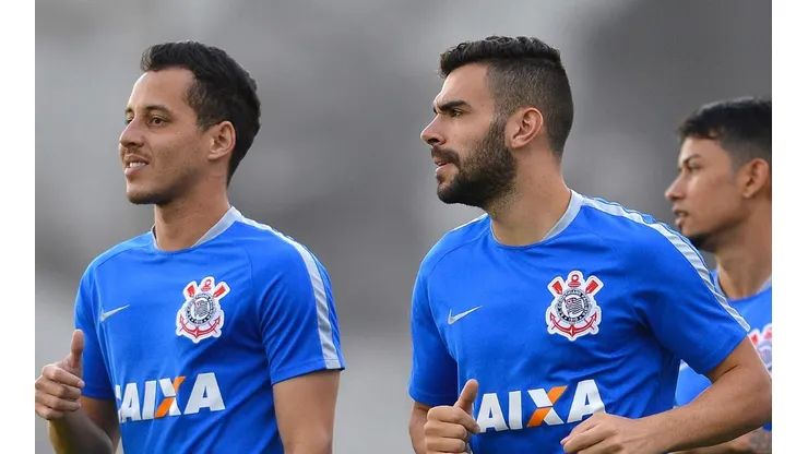 Foto: Mauro Horita/AGIF - Rodriguinho (à esquerda) recebeu sondagem do Grêmio para 2023