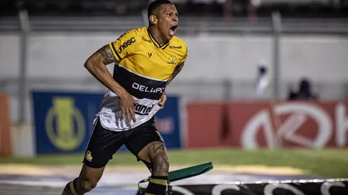 Foto: Diogo Reis/AGIF - Hygor comemorando gol diante da Ponte Preta.