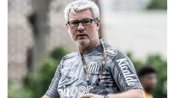 Foto: Ivan Storti/Santos FC/Divulgação - Odair Hellmann: técnico lamentou as dificuldades do Santos no mercado
