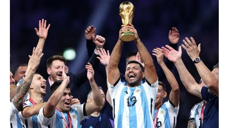 Foto: Julian Finney/Getty Images - Agüero esteve na comemoração do Tri da Argentina