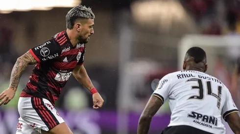 Foto: Thiago Ribeiro/AGIF - Arrascaeta e Raul Gustavo