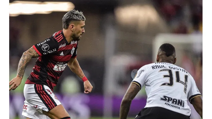 Foto: Thiago Ribeiro/AGIF - Arrascaeta e Raul Gustavo