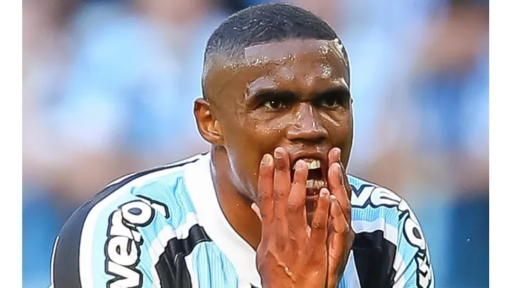 Foto: Pedro H. Tesch/AGIF - Douglas Costa pode acabar aliviando a vida do Grêmio.