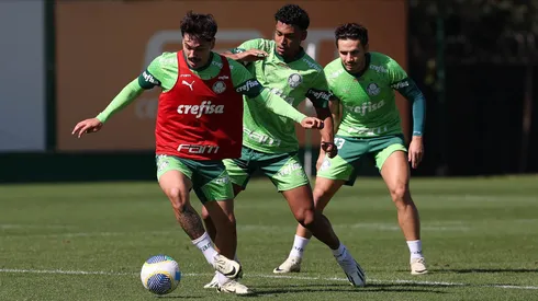 T1: Palmeiras pode fazer melhor primeiro turno da história no Brasileirão e busca título simbólico T2: Palmeiras busca melhor primeiro turno da história e título simbólico contar Fluminense TSEO: Palmeiras encara Fluminense na luta por melhor primeiro turno da história TSOCIAL: Palmeiras encara Fluminense atrás de título do primeiro turno e melhor pontuação da história SUB: TEXTO: Melhor primeiro turno Nesta quarta-feira (24), às 21h30 (horário de Brasília), a bola rola no Maracanã para Fluminense x Palmeiras. E o Verdão entra em campo atrás de fazer o melhor primeiro turno de toda a sua história no Campeonato Brasileiro Série A por pontos corridos. Caso consiga garantir os três pontos no Maracanã, algo que não acontece contra times cariocas desde 2017, o Palmeiras chegará aos 39 pontos e ultrapassará as campanhas de 2022 e 2019, quando somou a mesma quantidade de pontos, mas com menos vitórias que em 2024. Nas outras duas ocasiões, o alviverde atingiu a pontuação com 11 vitórias, seis empates e duas derrotas. Desta vez, a equipe de Abel Ferreira pode chegar a 12 vitórias, três empates e quatro derrotas. Palmeiras vai em busca do título simbólico Além da pontuação que pode se tornar histórica para o Palmeiras, o clube alviverde também briga pelo título simbólico do primeiro turno do Brasileirão. Para isso, precisa garantir a vitória contra o Fluminense e torcer para os tropeços de Botafogo e Flamengo. O Glorioso possui 39 pontos e encara o São Paulo também nesta quarta-feira (24), no Morumbis, às 19h30. Para ser líder do turno, então, o Palmeiras precisa torcer para que um de seus maiores rivais vença o adversário carioca. Já o tropeço do Mengão pode vir em duas ocasiões. Com um jogo a menos, o Flamengo tem 39 pontos e ainda pode alcançar os 40 pontos nas 19 rodadas do campeonato. O clube enfrenta Vitória nesta quarta, às 20h, fora de casa, e ainda tem a partida atrasada contra o Internacional, válida pela 17ª rodada. Assim, apenas a vitória na 19ª rodada importa ao Palmeiras, contando com a derrota do Botafogo e uma derrota ou empate do Flamengo. No ano passado, o campeão do primeiro turno foi exatamente o Glorioso, com 47 pontos. Mas, uma derrocada tomou conta do clube, que acabou cedendo o título praticamente ganho para o próprio Verdão. Palmeiras pode perder peça essencial O Palmeiras recusou inicialmente uma proposta de 20 milhões de euros (cerca de R$ 121 milhões) do Zenit, da Rússia, pelo meio-campista Raphael Veiga, como informou a jornalista Raisa Simplicio. Mas, conforme apurou o Bolavip Brasil, pessoas próximas ao jogador acreditam que os russos vão aumentar a proposta para contar com o meio-campista. Estima-se que ela deve chegar a 25 milhões de euros (R$ 151 milhões). A presidente Leila Pereira entende que o mercado do time de vendas está completamente fechado. Na janela, vendas como Estêvão, Endrick, entre outros, já encheram os cofres do clube e fazem com que a mandatária queira manter o elenco que está nas mãos de Abel Ferreira. CTA: QUERENDO ENTRAR PARA A HISTÓRIA! Palmeiras encara Fluminense na busca de título simbólico e melhor primeiro turno dos pontos corridos. TC: Palmeiras encara Fluminense querendo consagrar melhor primeiro turno da história no Brasileirão; CONFIRA FOTO: Palmeiras se prepara para duelo contra Fluminense. Foto: Cesar Greco/ Palmeiras/ Flickr