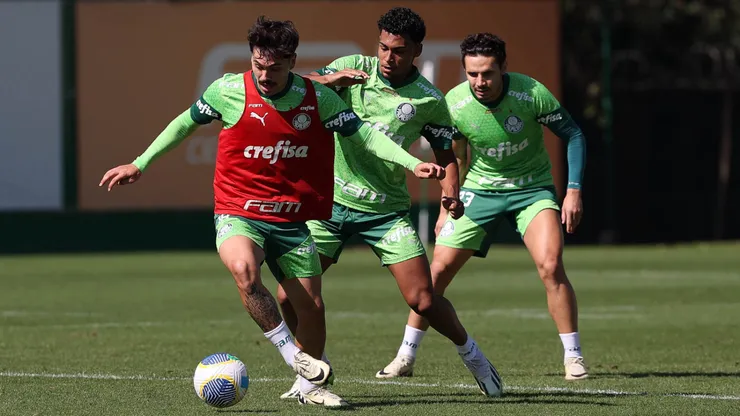 T1: Palmeiras pode fazer melhor primeiro turno da história no Brasileirão e busca título simbólico T2: Palmeiras busca melhor primeiro turno da história e título simbólico contar Fluminense TSEO: Palmeiras encara Fluminense na luta por melhor primeiro turno da história TSOCIAL: Palmeiras encara Fluminense atrás de título do primeiro turno e melhor pontuação da história SUB: TEXTO: Melhor primeiro turno Nesta quarta-feira (24), às 21h30 (horário de Brasília), a bola rola no Maracanã para Fluminense x Palmeiras. E o Verdão entra em campo atrás de fazer o melhor primeiro turno de toda a sua história no Campeonato Brasileiro Série A por pontos corridos. Caso consiga garantir os três pontos no Maracanã, algo que não acontece contra times cariocas desde 2017, o Palmeiras chegará aos 39 pontos e ultrapassará as campanhas de 2022 e 2019, quando somou a mesma quantidade de pontos, mas com menos vitórias que em 2024. Nas outras duas ocasiões, o alviverde atingiu a pontuação com 11 vitórias, seis empates e duas derrotas. Desta vez, a equipe de Abel Ferreira pode chegar a 12 vitórias, três empates e quatro derrotas. Palmeiras vai em busca do título simbólico Além da pontuação que pode se tornar histórica para o Palmeiras, o clube alviverde também briga pelo título simbólico do primeiro turno do Brasileirão. Para isso, precisa garantir a vitória contra o Fluminense e torcer para os tropeços de Botafogo e Flamengo. O Glorioso possui 39 pontos e encara o São Paulo também nesta quarta-feira (24), no Morumbis, às 19h30. Para ser líder do turno, então, o Palmeiras precisa torcer para que um de seus maiores rivais vença o adversário carioca. Já o tropeço do Mengão pode vir em duas ocasiões. Com um jogo a menos, o Flamengo tem 39 pontos e ainda pode alcançar os 40 pontos nas 19 rodadas do campeonato. O clube enfrenta Vitória nesta quarta, às 20h, fora de casa, e ainda tem a partida atrasada contra o Internacional, válida pela 17ª rodada. Assim, apenas a vitória na 19ª rodada importa ao Palmeiras, contando com a derrota do Botafogo e uma derrota ou empate do Flamengo. No ano passado, o campeão do primeiro turno foi exatamente o Glorioso, com 47 pontos. Mas, uma derrocada tomou conta do clube, que acabou cedendo o título praticamente ganho para o próprio Verdão. Palmeiras pode perder peça essencial O Palmeiras recusou inicialmente uma proposta de 20 milhões de euros (cerca de R$ 121 milhões) do Zenit, da Rússia, pelo meio-campista Raphael Veiga, como informou a jornalista Raisa Simplicio. Mas, conforme apurou o Bolavip Brasil, pessoas próximas ao jogador acreditam que os russos vão aumentar a proposta para contar com o meio-campista. Estima-se que ela deve chegar a 25 milhões de euros (R$ 151 milhões). A presidente Leila Pereira entende que o mercado do time de vendas está completamente fechado. Na janela, vendas como Estêvão, Endrick, entre outros, já encheram os cofres do clube e fazem com que a mandatária queira manter o elenco que está nas mãos de Abel Ferreira. CTA: QUERENDO ENTRAR PARA A HISTÓRIA! Palmeiras encara Fluminense na busca de título simbólico e melhor primeiro turno dos pontos corridos. TC: Palmeiras encara Fluminense querendo consagrar melhor primeiro turno da história no Brasileirão; CONFIRA FOTO: Palmeiras se prepara para duelo contra Fluminense. Foto: Cesar Greco/ Palmeiras/ Flickr