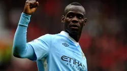 Mario Balotelli comemorando gol em partida entre Manchester United e Manchester City, no Old Trafford, pela Premier League, no dia 23/10/2011. Foto: Laurence Griffiths/Getty Images