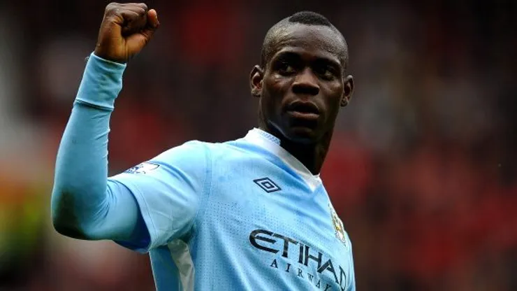 Mario Balotelli comemorando gol em partida entre Manchester United e Manchester City, no Old Trafford, pela Premier League, no dia 23/10/2011. Foto: Laurence Griffiths/Getty Images