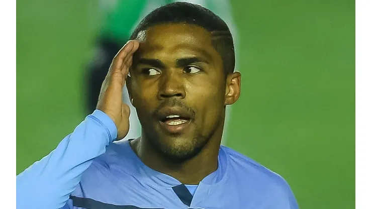 Pedro H. Tesch/AGIF - Douglas Costa no Grêmio.