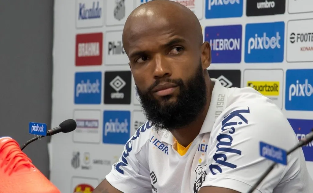 Foto: Ivan Storti/Santos FC/Divulgação – Messias: zagueiro foi apresentado no Peixe