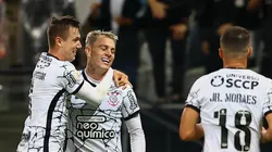 Foto: Marcello Zambrana/AGIF - Lucas Piton, Róger Guedes e Jr. Moraes