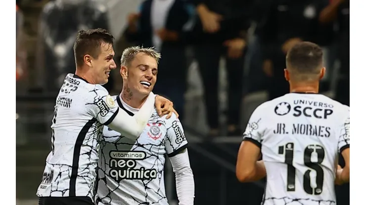 Foto: Marcello Zambrana/AGIF - Lucas Piton, Róger Guedes e Jr. Moraes