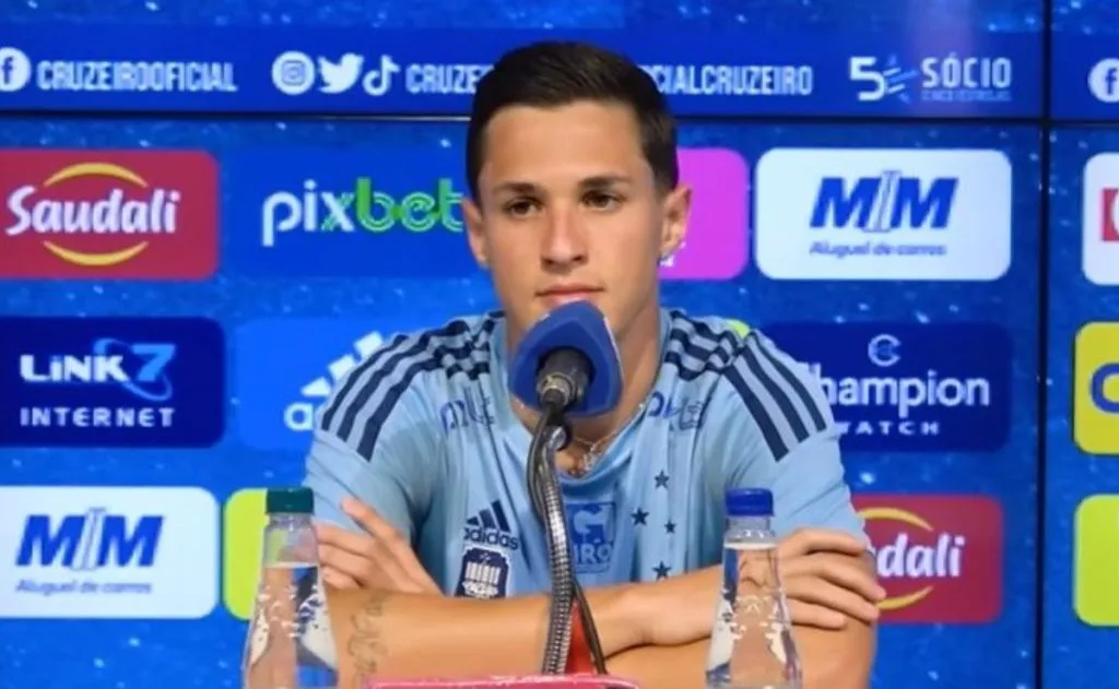 Mateus Vital dando coletiva no Cruzeiro - Foto: Gustavo Aleixo/CEC