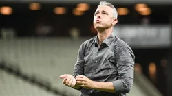 Foto: Kely Pereira/AGIF - Tiago Nunes, técnico da LDU