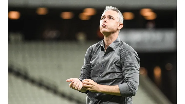 Foto: Kely Pereira/AGIF - Tiago Nunes, técnico da LDU