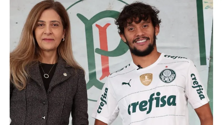 Foto: Divulgação/Palmeiras - Leila presenteia Scarpa com placa por 200 jogos pelo Palmeiras