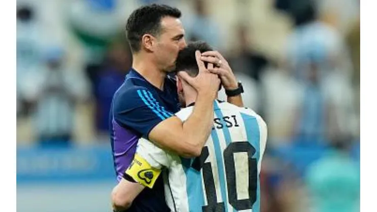 Jose Breton/Pics Action/NurPhoto via Getty Images - Lionel Scaloni abraçando Messi após título