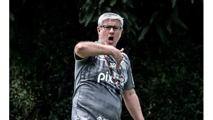 Odair Hellmann não se intimida e manda a real sobre metas no Santos