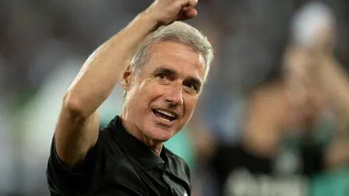 Foto: Jorge Rodrigues/AGIF - Luis Castro continua sendo o comandante do Botafogo em 2023
