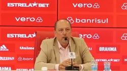 Foto: Flickr oficial do Internacional - Barcellos em coletiva.