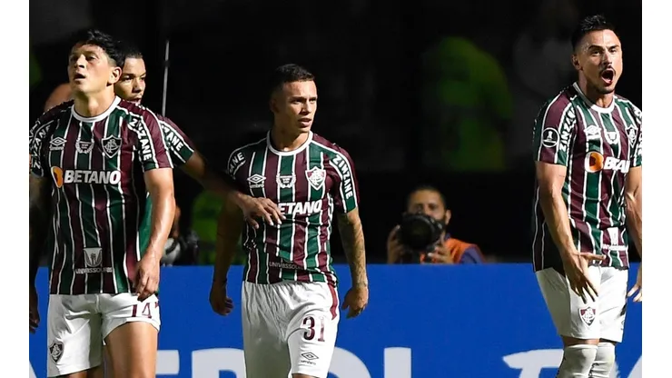 - Willian Bigode ao lado de outros jogadores