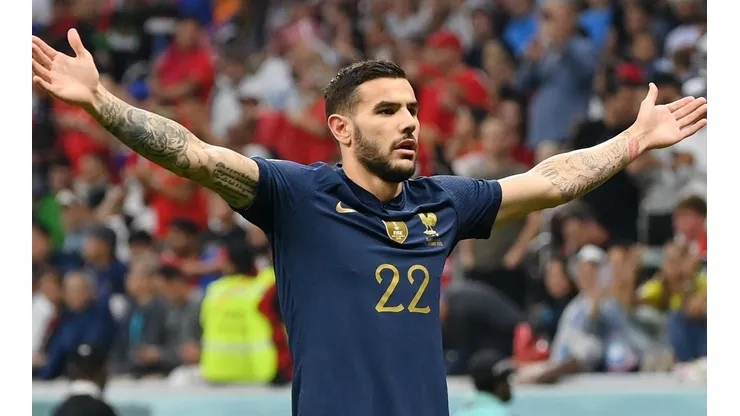 Foto: Dan Mullan/Getty Images - Theo Hérnandez teve "aulinhas" com ex-Palmeiras na época de La Liga