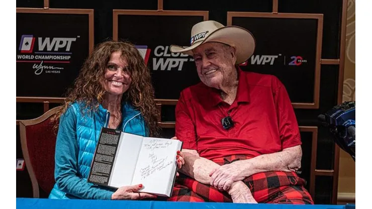 Valerie ao lado de Doyle Brunson, o Poderoso Chefão do poker (Foto: Divulgação/WPT)