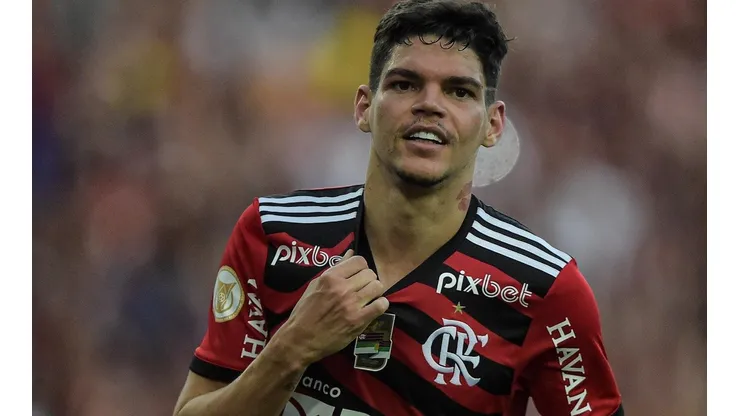 Foto: Thiago Ribeiro/AGIF - Ayrton Lucas: lateral foi comprado em definitivo pelo rival