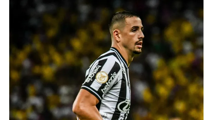 Foto: Kely Pereira/AGIF - Matheus Peixoto não conseguiu desempenhar bom futebol no Ceará.