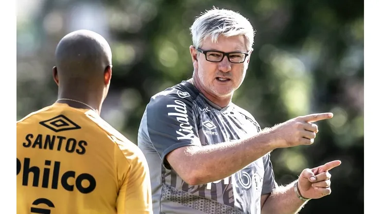 Foto: Ivan Storti/Santos FC - Odair Hellmann deve começar ano com Lucas Pires na reserva da LE do Santos