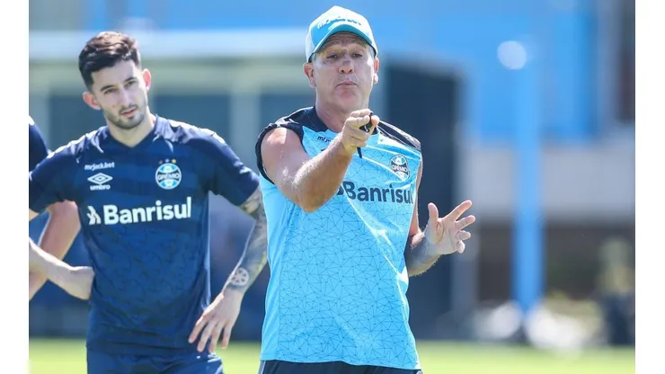 Foto: Lucas Uebel/Grêmio/Divulgação - Renato: técnico autorizou saída de volante do Grêmio