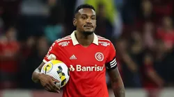 Pedro H. Tesch/AGIF/ "R$ 6 milhões de reais"; Jornalista 'crava' saída de Edenílson para Clube da Série A.