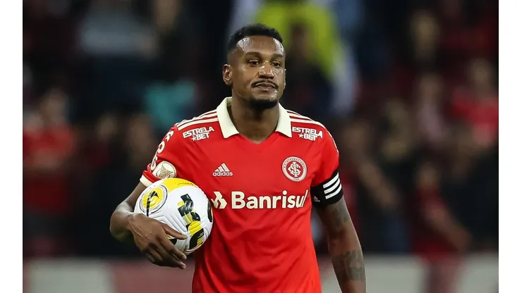 Pedro H. Tesch/AGIF/ "R$ 6 milhões de reais"; Jornalista 'crava' saída de Edenílson para Clube da Série A.