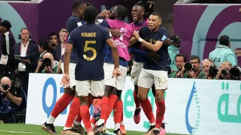 Koji Watanabe/Getty Images - Jogadores franceses comemorando classificação para a final
