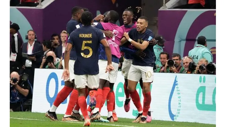 Koji Watanabe/Getty Images - Jogadores franceses comemorando classificação para a final