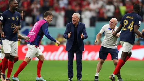 Foto: Lars Baron/Getty Images - Deschamps comemora com os jogadores a vitória sobre Marrocos na semifinal da Copa do Mundo