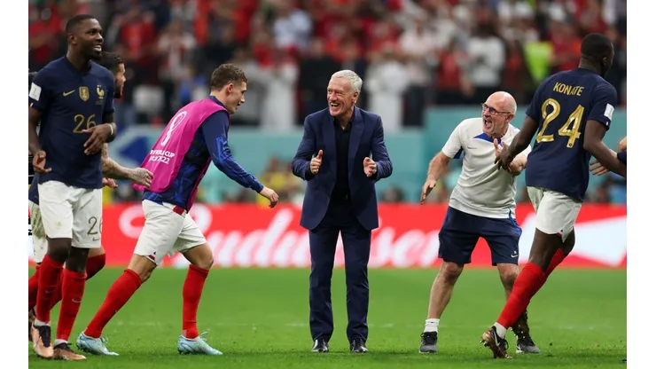 Foto: Lars Baron/Getty Images - Deschamps comemora com os jogadores a vitória sobre Marrocos na semifinal da Copa do Mundo