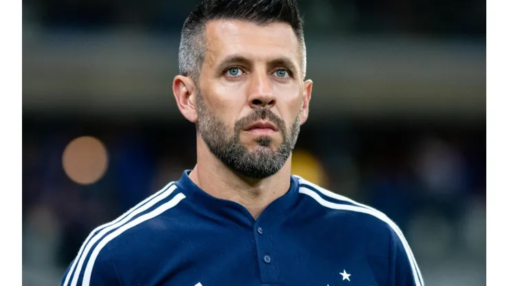 Paulo Pezzolano recebe propostas para deixar o Cruzeiro - Foto: Fernando Moreno/AGIF