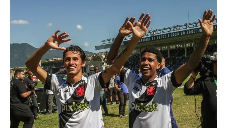 Andrey Santos e Marlon Gomes com a camisa do Vasco (Foto: Daniel Ramalho/CRVG)