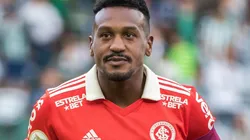 Foto: Robson Mafra/AGIF - Edenilson: meia estava no radar do Santos para 2023