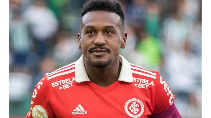 Foto: Robson Mafra/AGIF - Edenilson: meia estava no radar do Santos para 2023